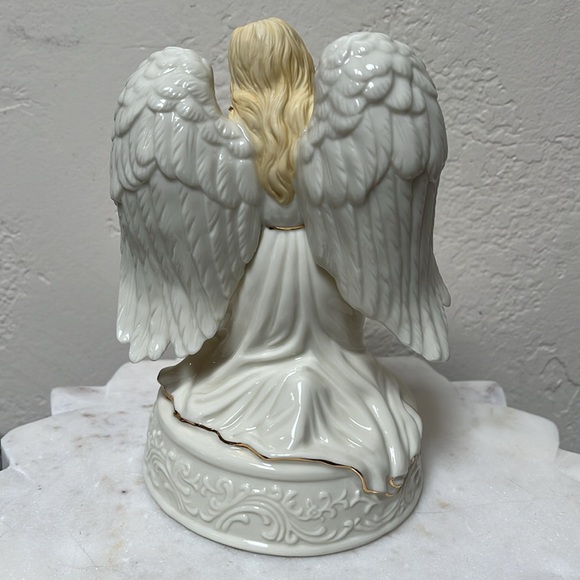 NIB Porcelain Angel Musical - Picture 5 of 16